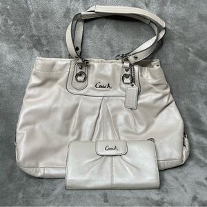 Coach Ashley Carry All Shoulder Bag in Pearl with Matching Wallet F15513 Set